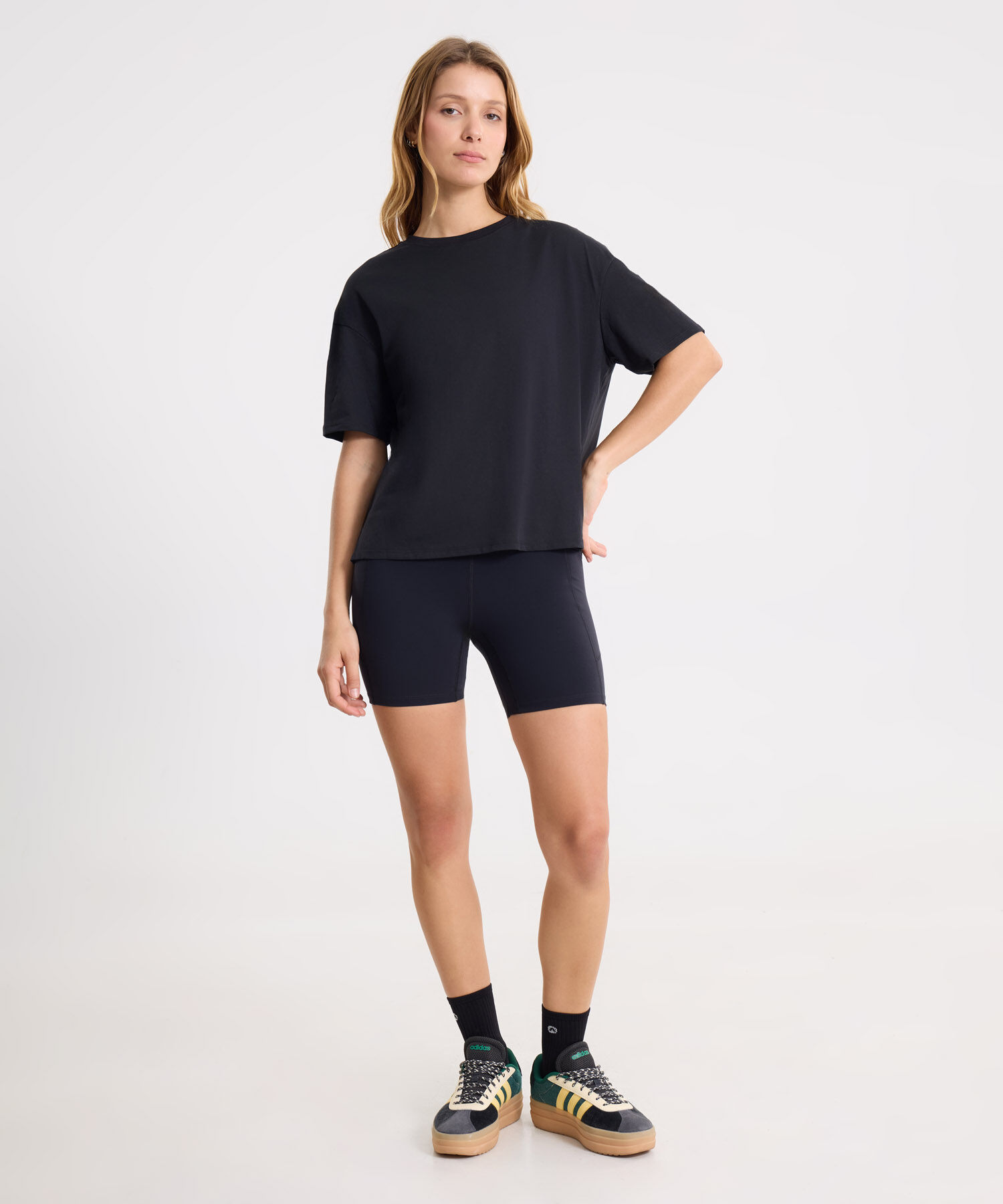 Set Deportivo Negro con Biker Aerius Skin y Camiseta Oversize, 