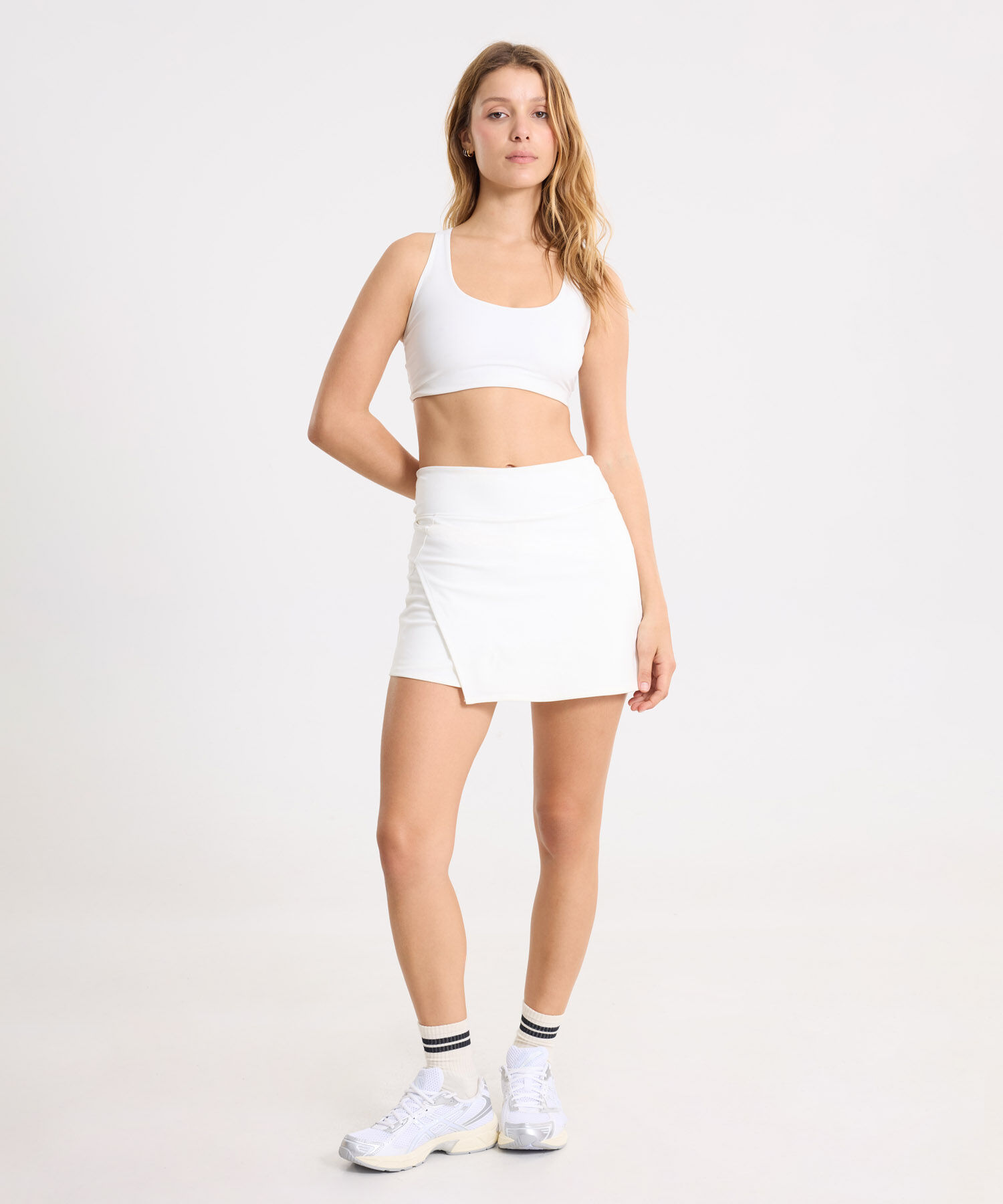 Look Blanco Training con Falda Aerius Skin y Top Deportivo, 