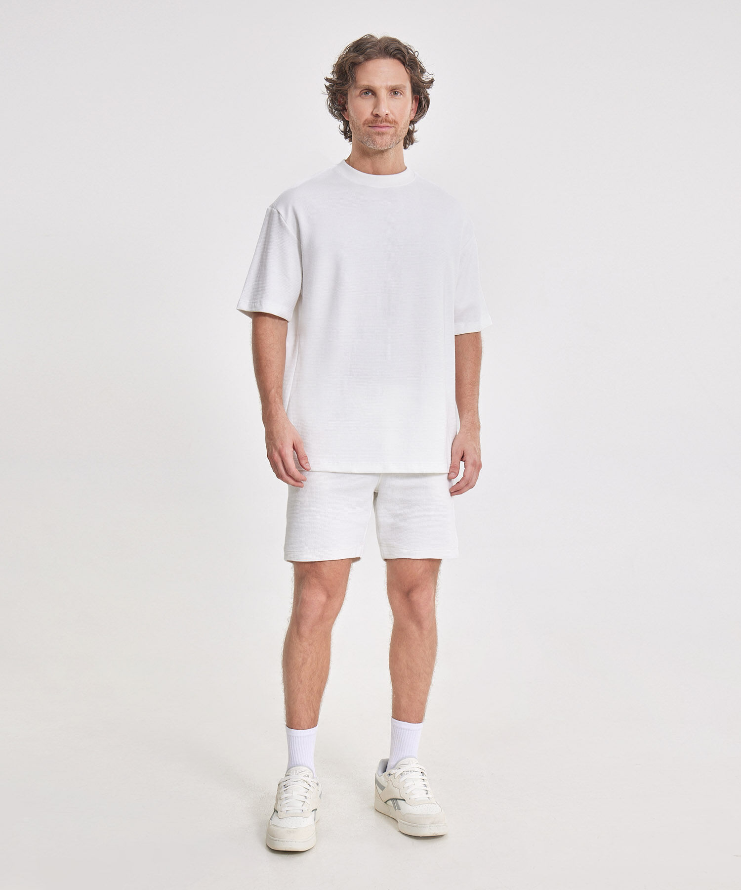 Set Athleisure Blanco Con Camiseta Waffle y Bermuda Texturizada, 