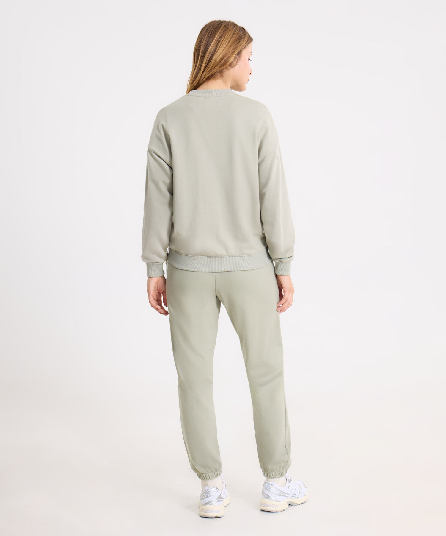 Look Relax Verde Claro con Jogger de Algodón y Buzo Cuello Redondo, 
