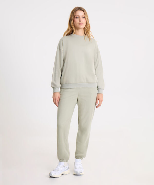 Look Relax Verde Claro con Jogger de Algodón y Buzo Cuello Redondo,  image number null