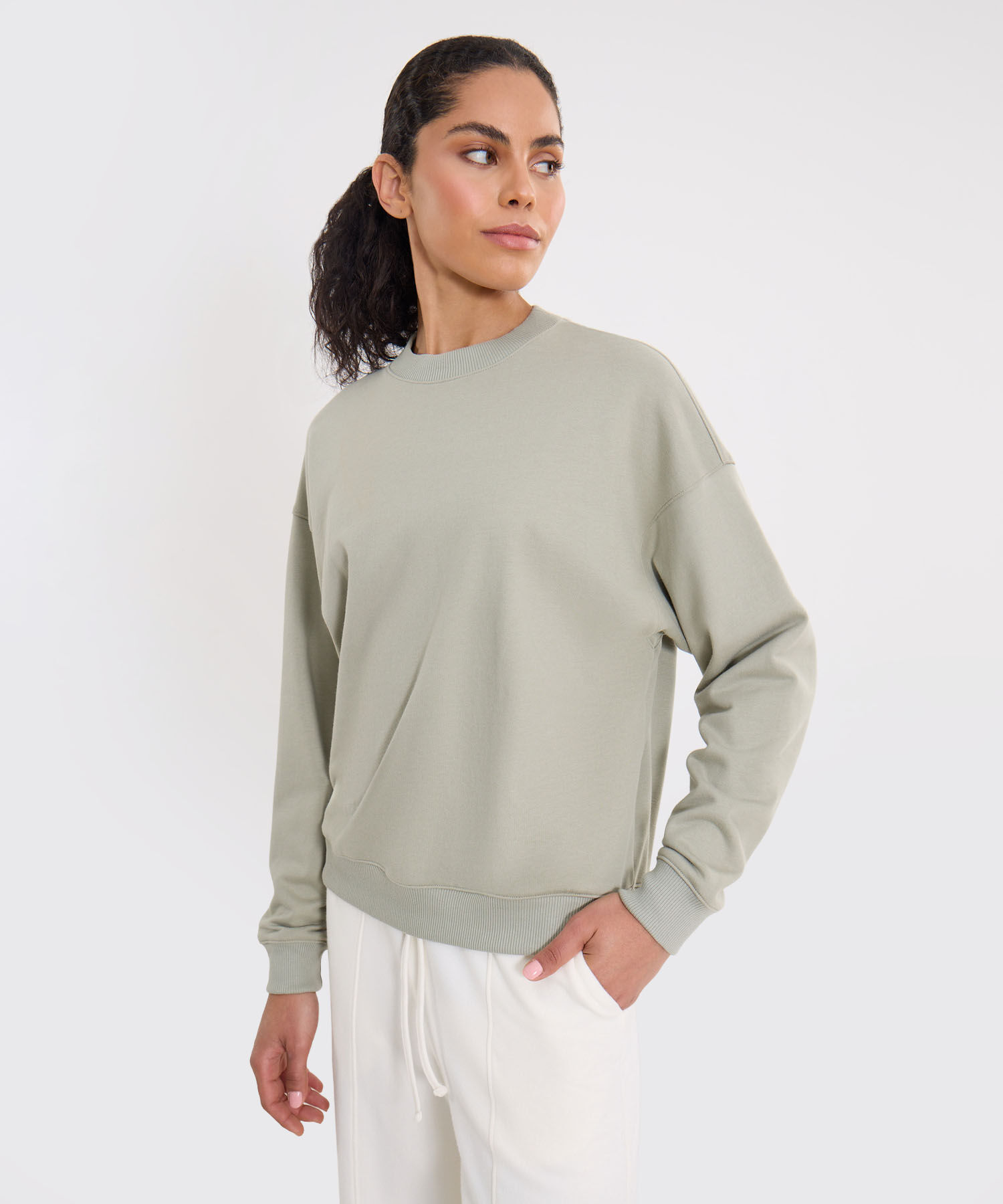 Look Relax Verde Claro con Jogger de Algodón y Buzo Cuello Redondo, 