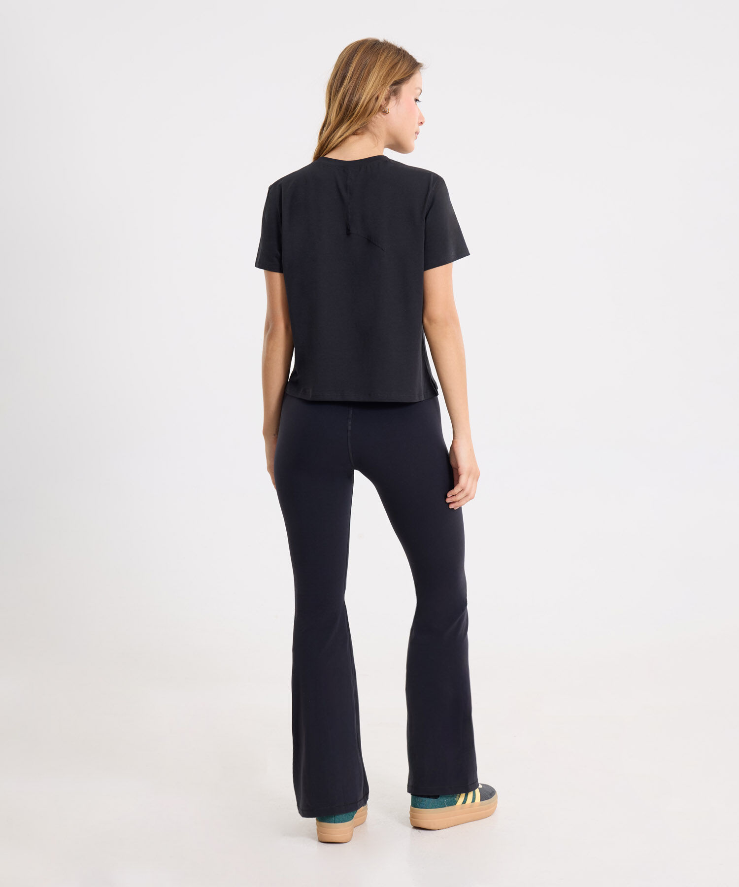 Set Activewear Leggins Flare Compresión Alta y Camiseta Boxy de Algodón, 