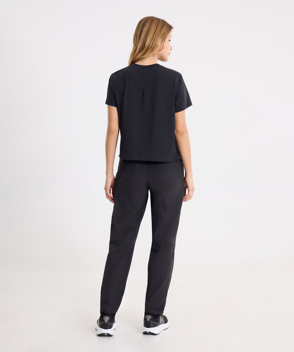 Look Athleisure Negro con Jogger Outdoor y Camiseta Boxy,  image number null