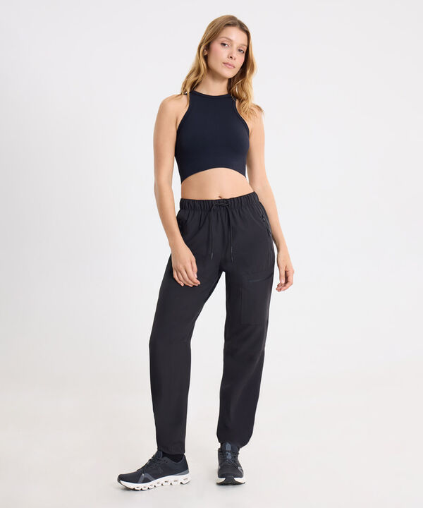Set Deportivo Negro con Jogger Outdoor y Top Seamless Halter,  image number null