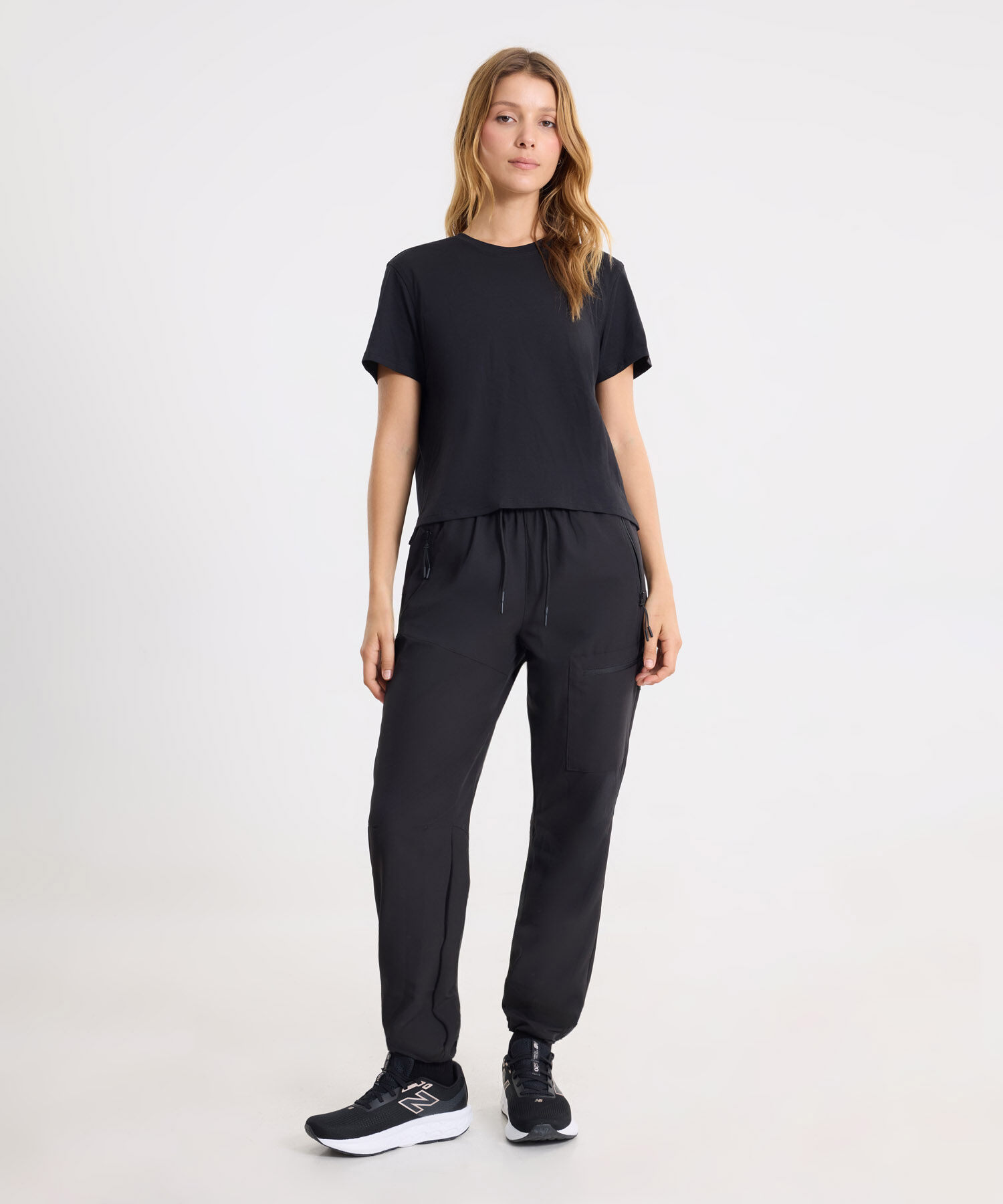Look Athleisure Negro con Jogger Outdoor y Camiseta Boxy, 