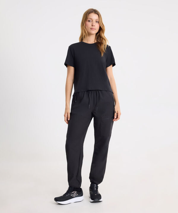 Look Athleisure Negro con Jogger Outdoor y Camiseta Boxy,  image number null