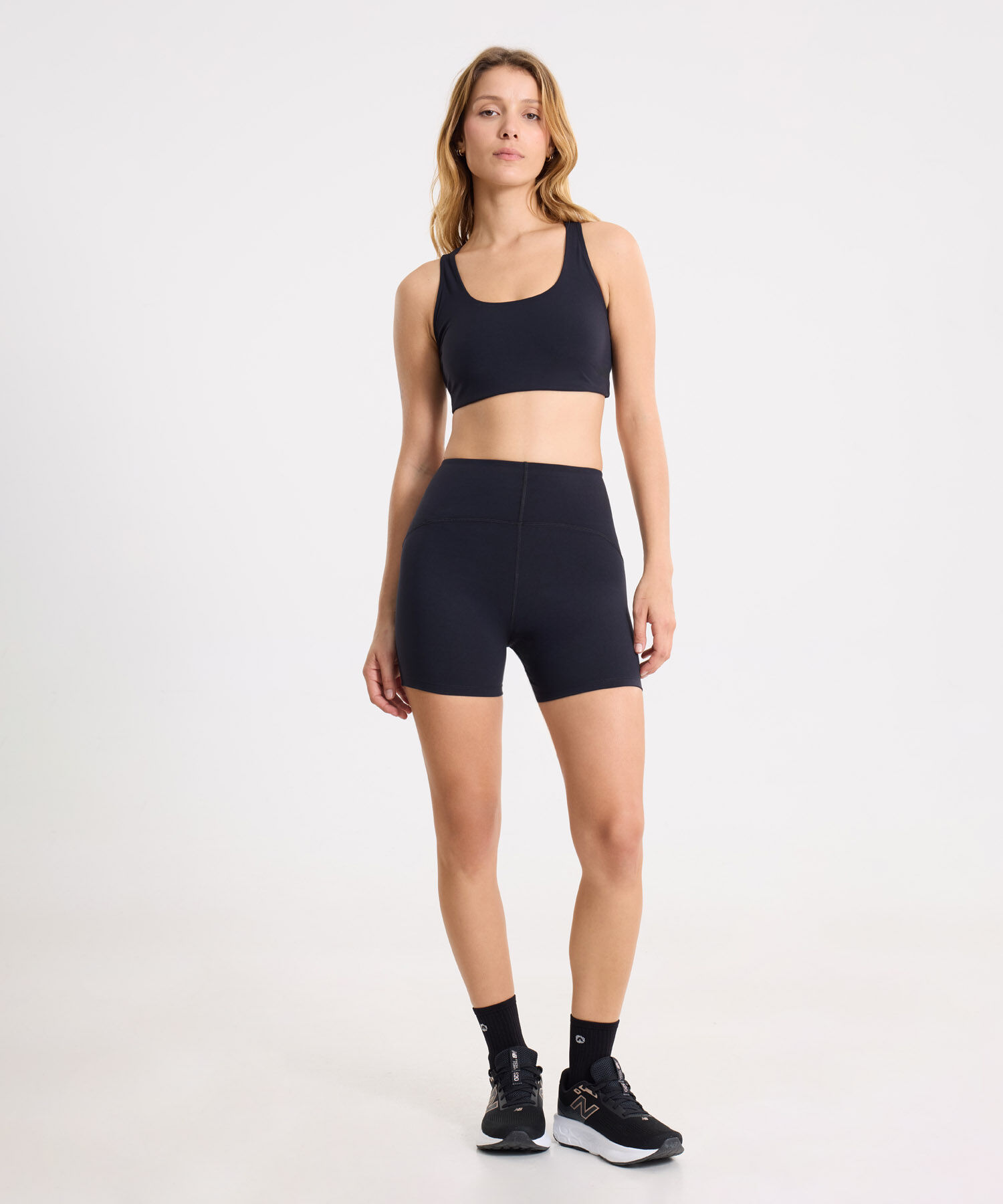 Set Deportivo Negro con Biker de 10 cm y Top de Soporte Alto, 