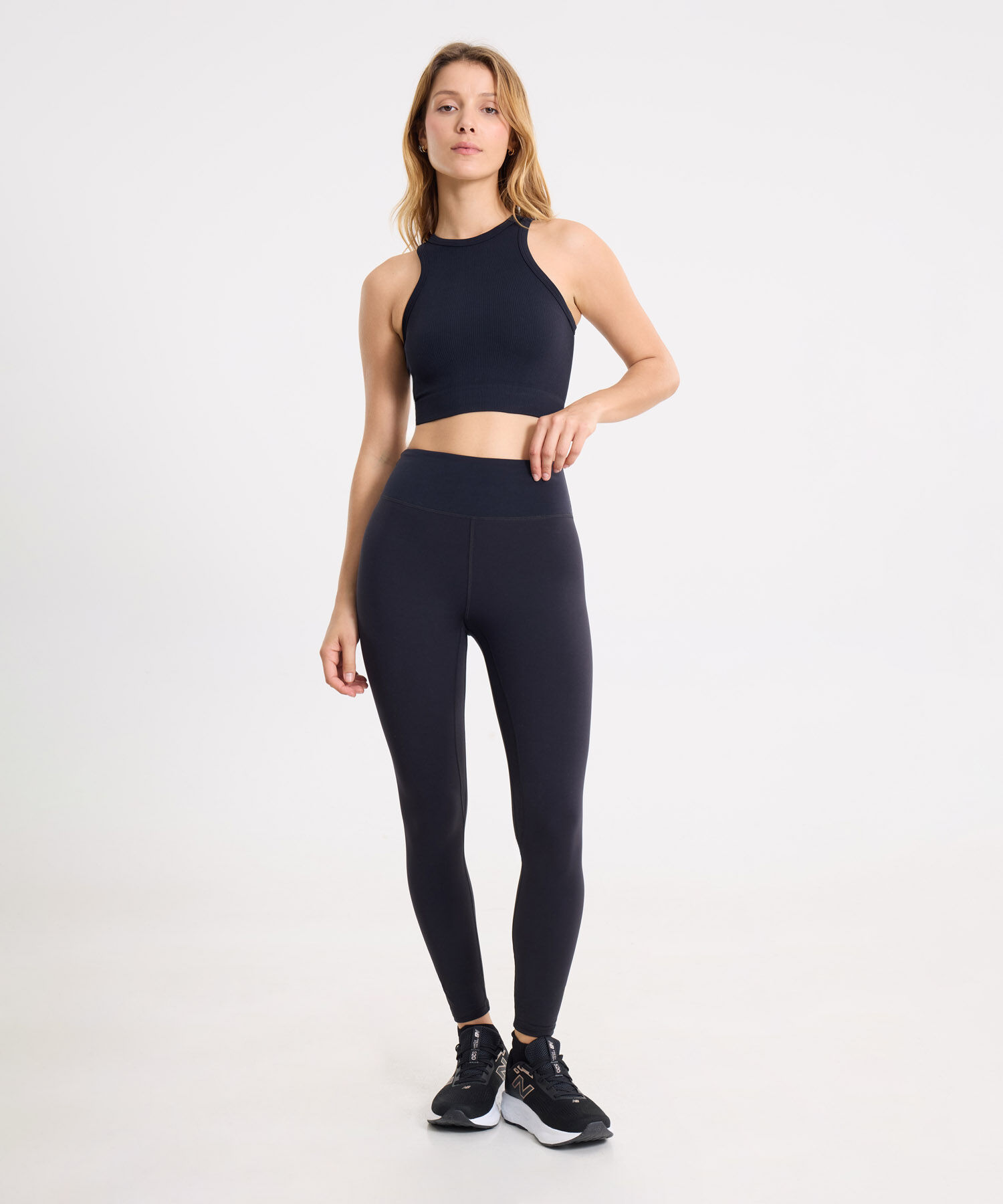 Conjunto Training Negro con Leggins Aerius y Top Acanalado, 