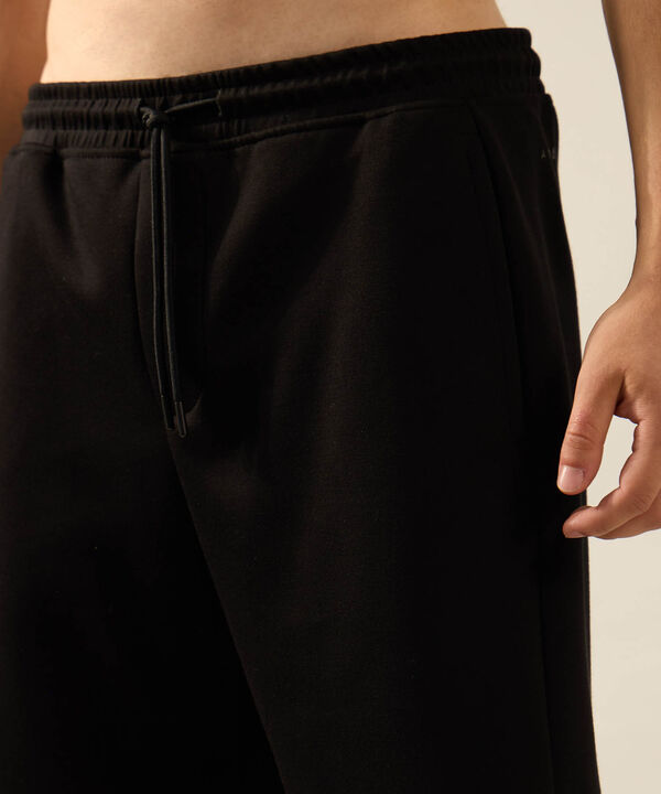 Bermuda B&aacute;sica Plush, Negro