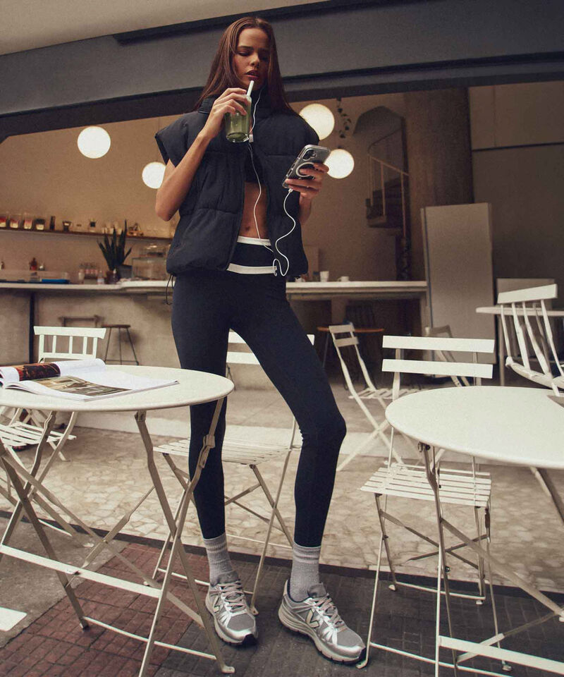 Leggins Regular con Cortes en Pretina Aerius Skin, Negro