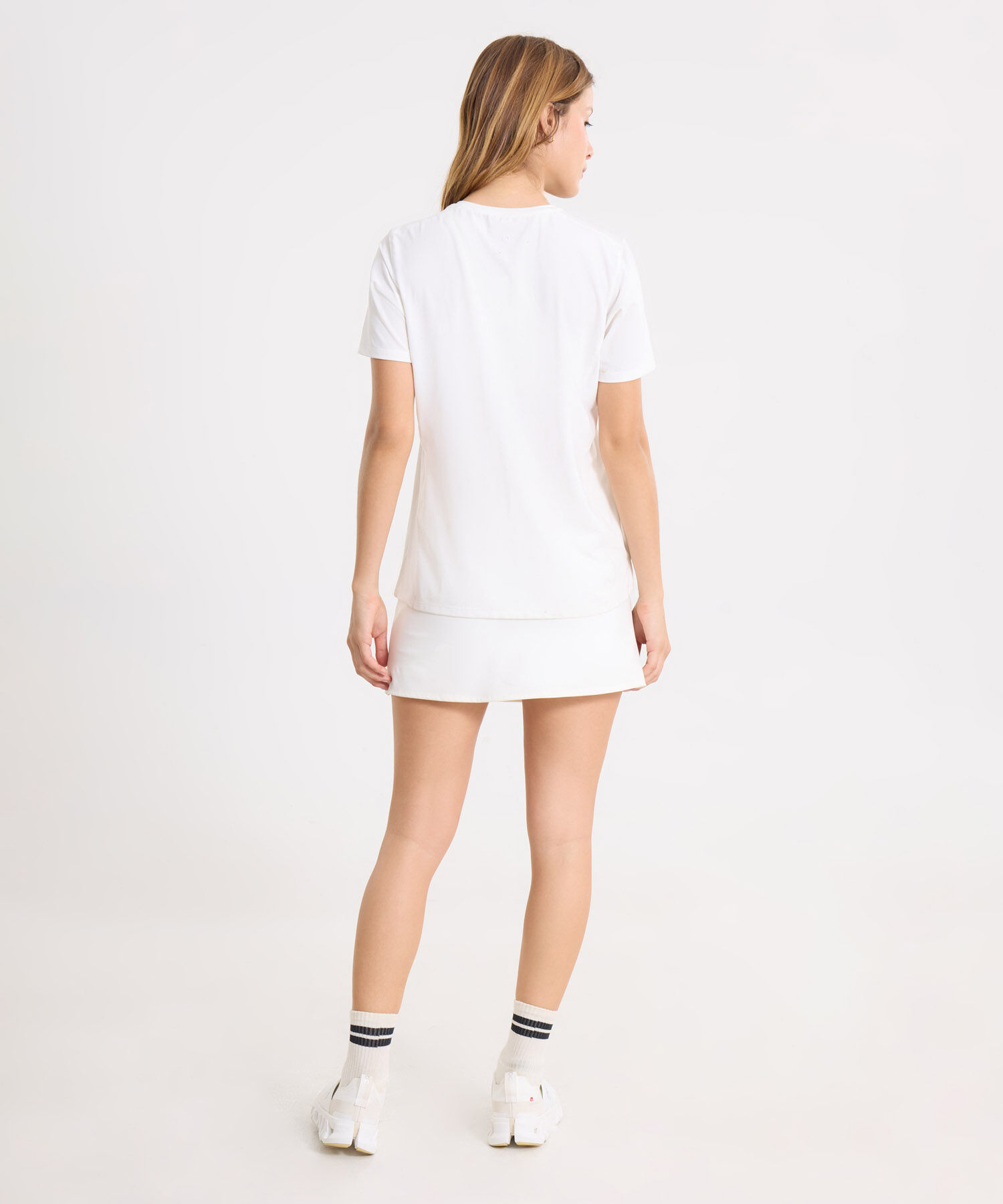 Outfit Training Blanco con Falda Aerius Skin y Camiseta Deportiva, 