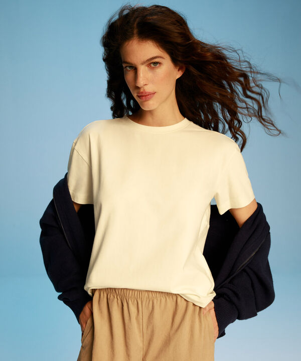 Camiseta Amplia con Cortes Posteriores, Blanco image number null