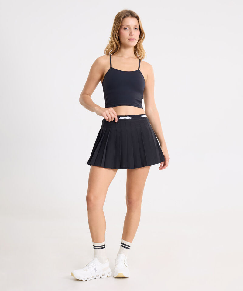 Outfit Deportivo Negro con Crop Top y Falda Training, 