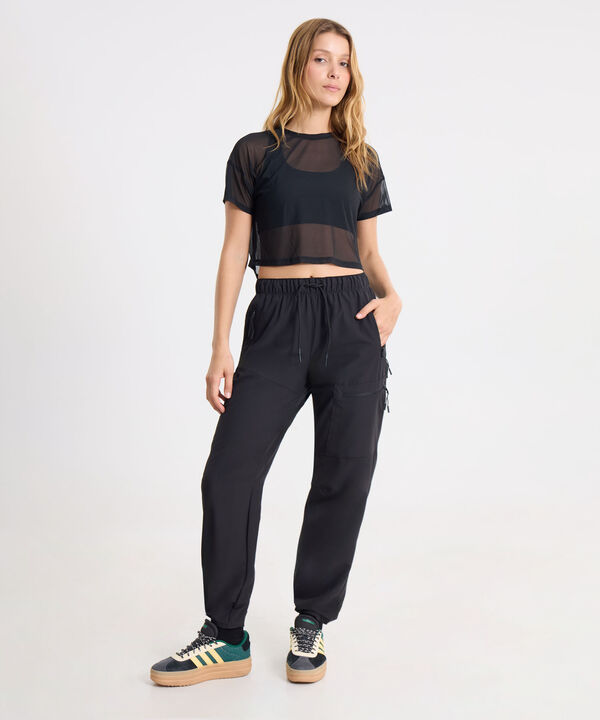 Set Negro Athleisure con Jogger Outdoor, Camiseta en Mesh y Top Athena,  image number null
