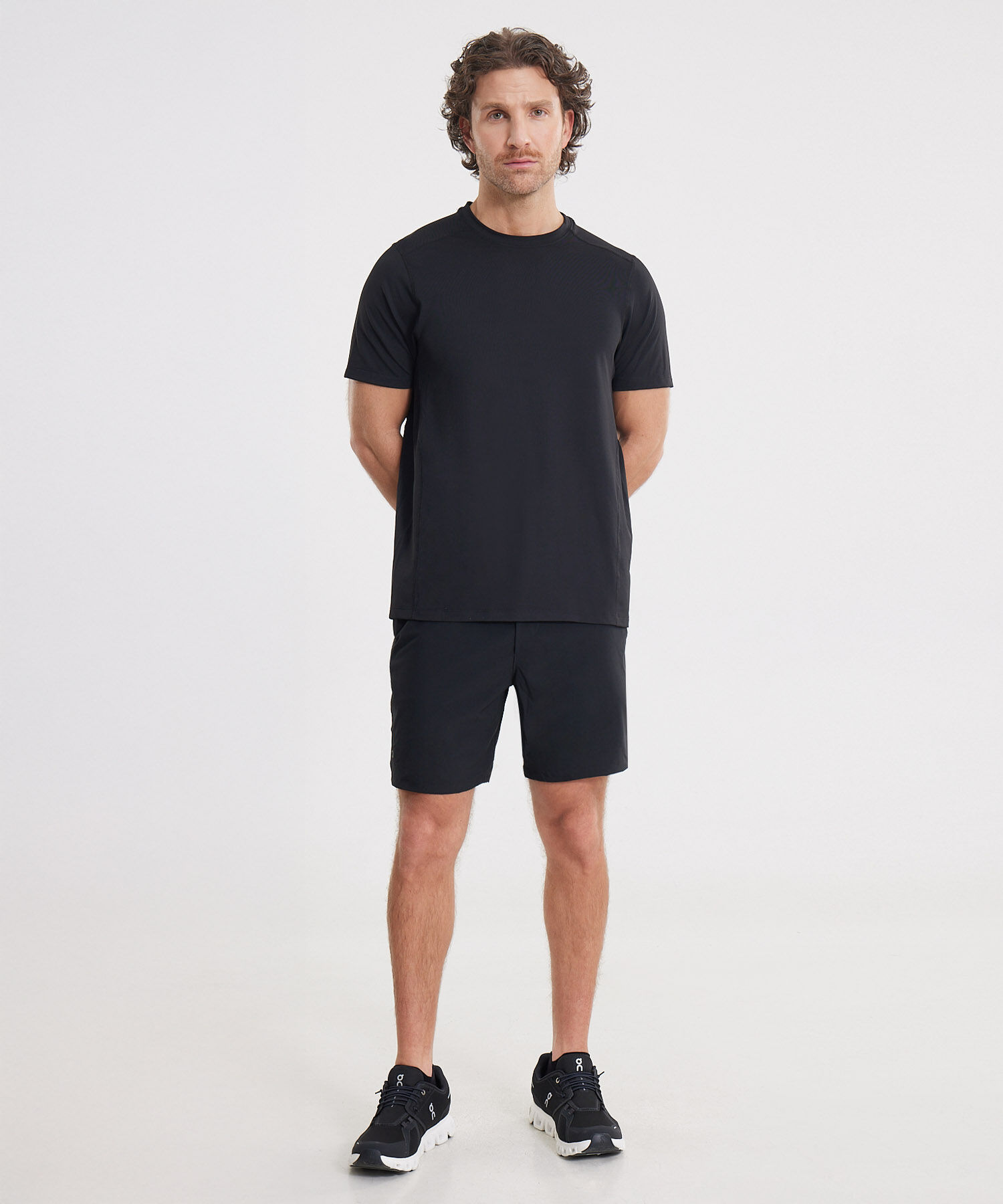 Set Training Negro con Camiseta Deportiva y Short Largo Waterproof, 