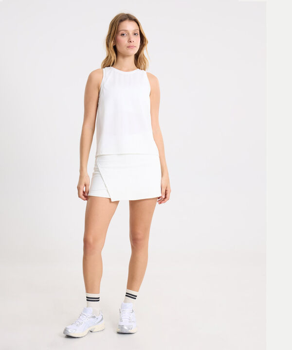 Look Deportivo Blanco con Falda y Camiseta Sin Mangas,  image number null